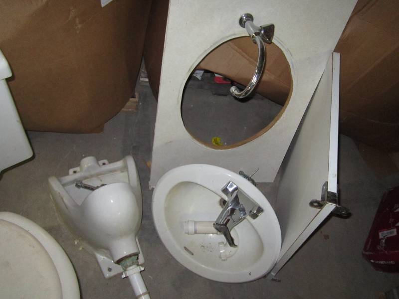 lot 311 image: Bathroom set, toilet, urinal and sink