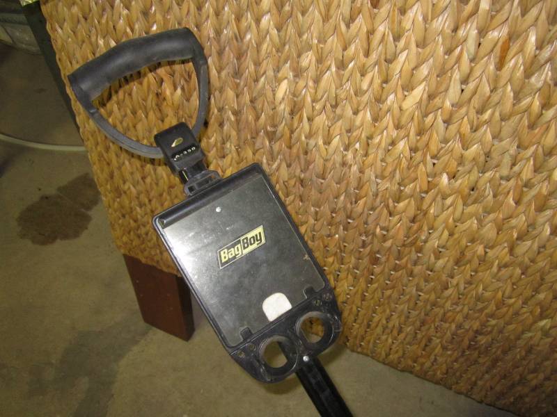 lot 313 image: Golf bag holder