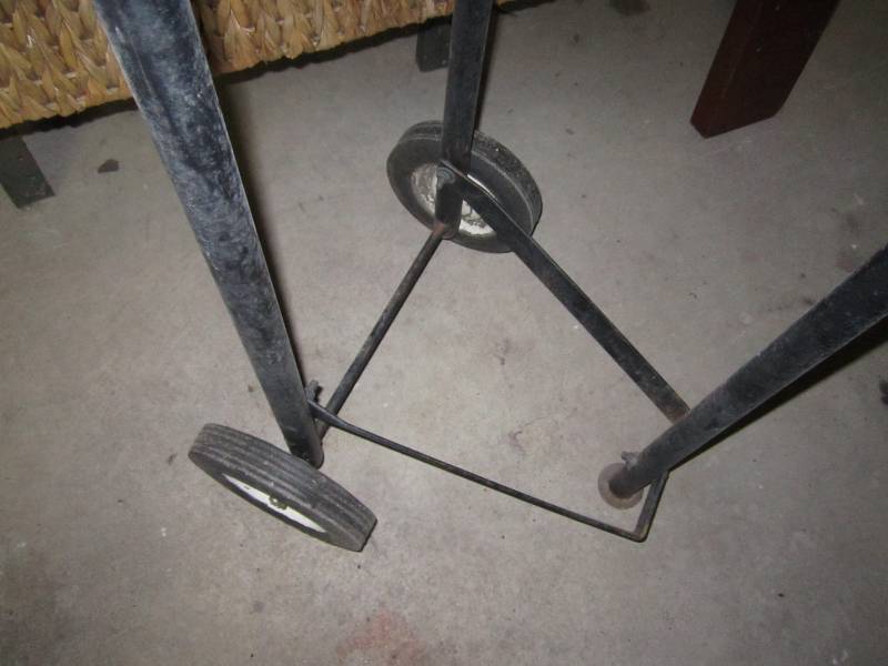 lot 324 image: Metal cart
