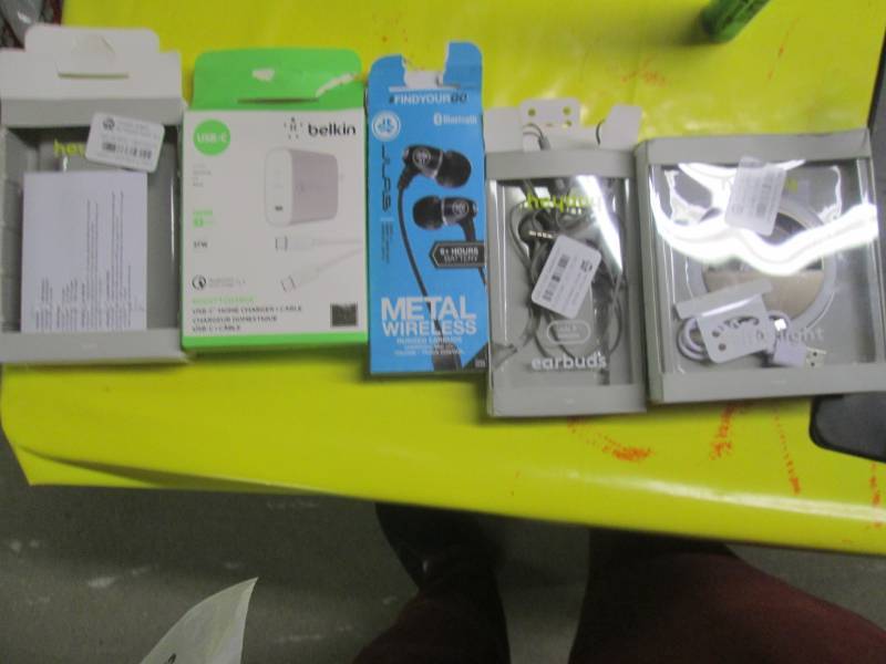 lot 185 image: misc items, selfie light, car charg...