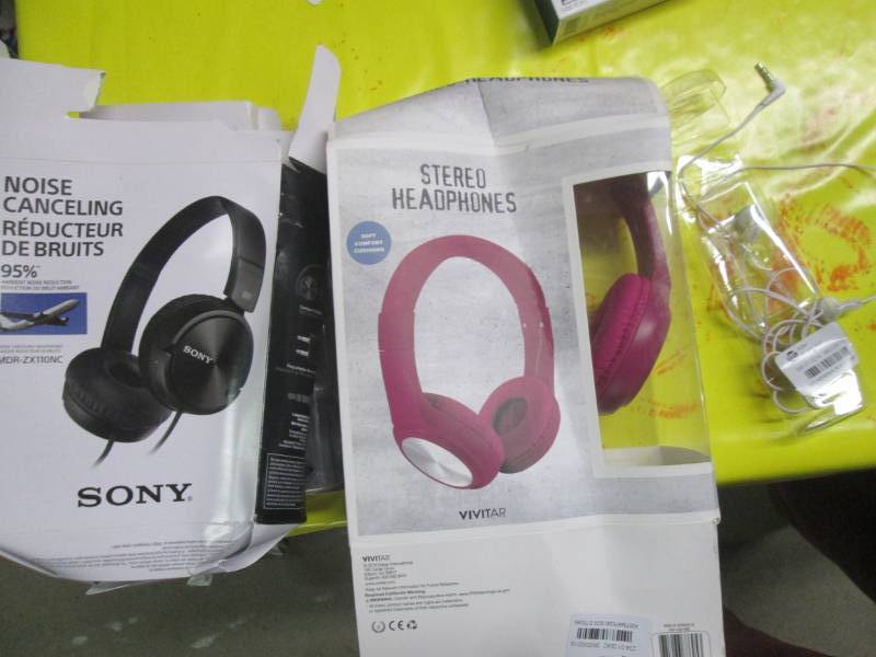 lot 189 image: lot of 3 headphones sony and vivtar...