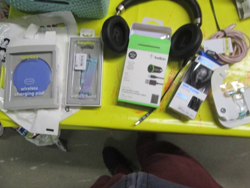 lot 193 image: lot of wireless charger, earbuds ch...
