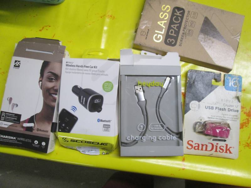 lot 194 image: lot of flash drive, fm transmitter,...