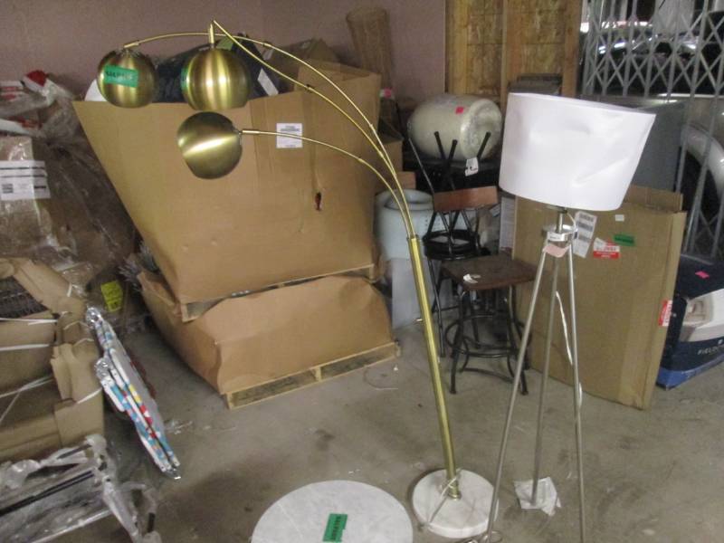 lot 212 image: lot of 3 lamps and side table damag...