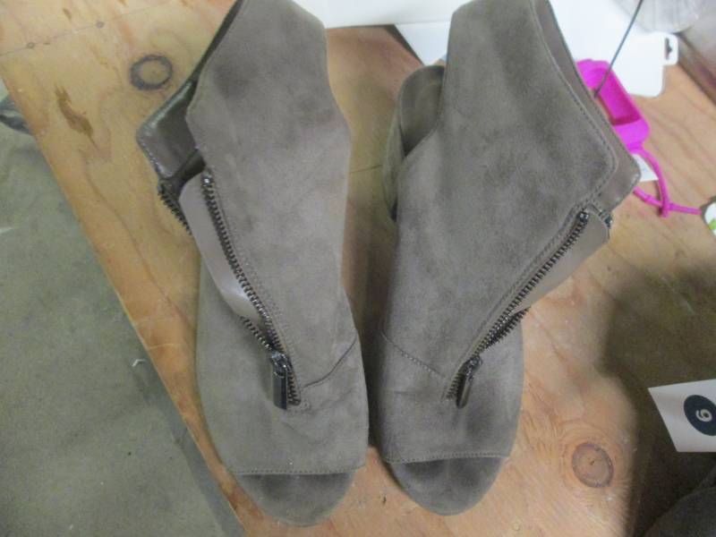 lot 228 image: size 10 womens shoes...