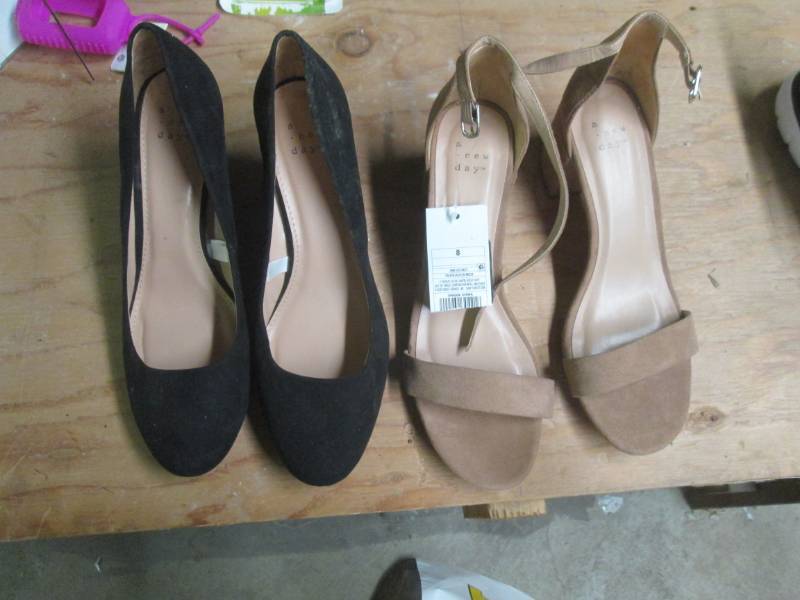 lot 230 image: size 8 womens brown heels and size ...