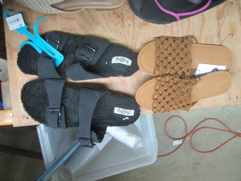 lot 250 image: pair of womens size 11 shoes...