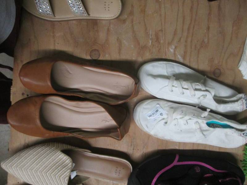 lot 252 image: pair of womens size 10 shoes...