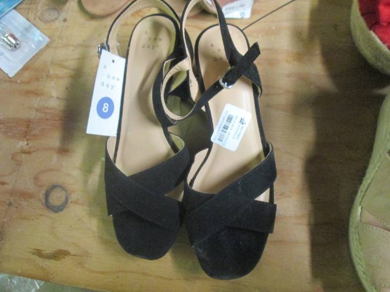 lot 258 image: womens size 8 heels...