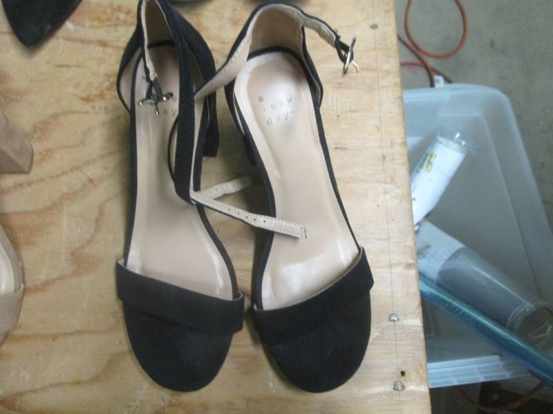 lot 260 image: size 8 black heels...