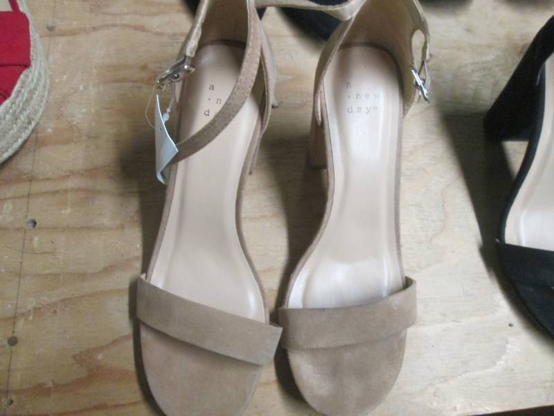 lot 261 image: size 8 tan heels...
