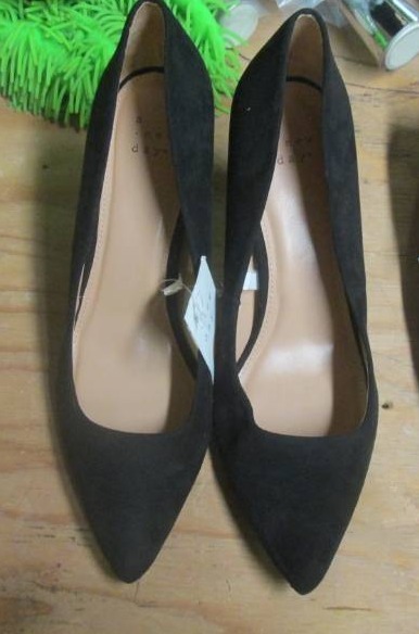 lot 264 image: size 9.5 heels...
