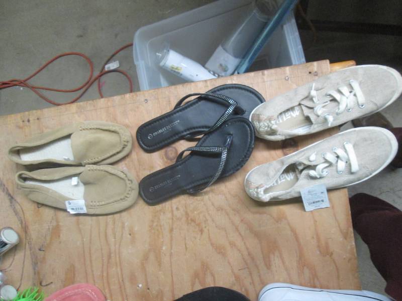 lot 268 image: size 7 womens shoes...