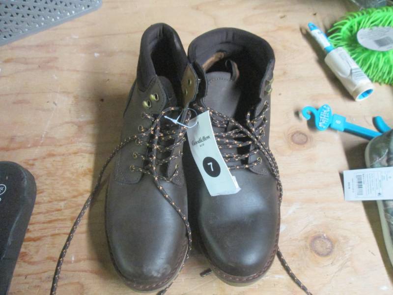 lot 275 image: size 7 boots...