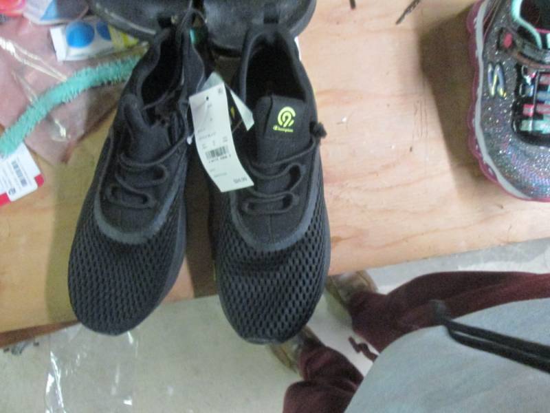 lot 276 image: size 6 sneakers...