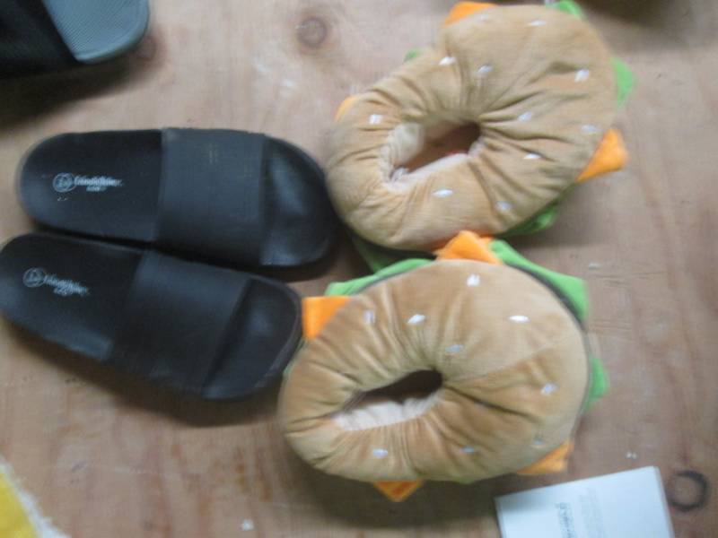 lot 287 image: mens size 7 slippers and bueger sli...