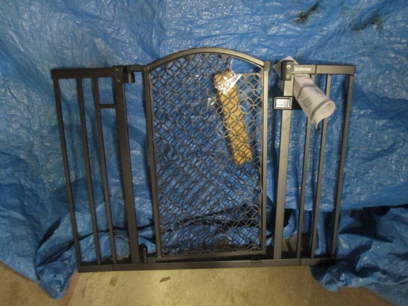 lot 4 image: baby gate...