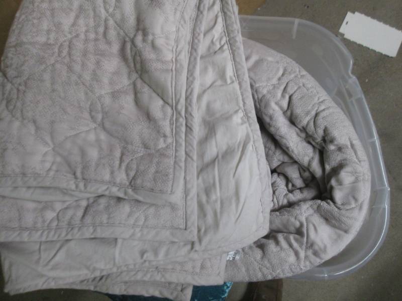 lot 46 image: Cream fullQueen comforter and sham...