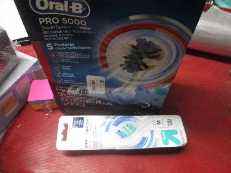 lot 53 image: Oral B pro 5000 electric brush  re...