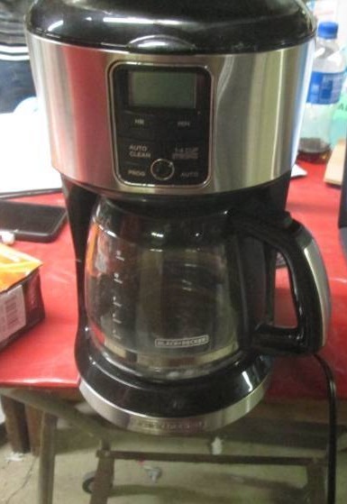 lot 55 image: Black and decker coffe maker slight...