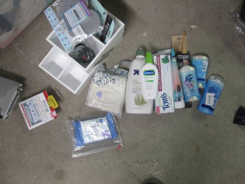 lot 68 image: lot of misc womens items...