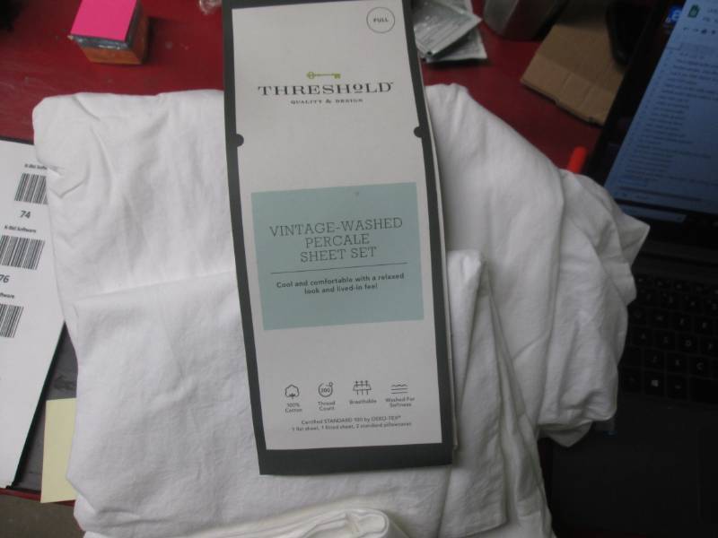 lot 73 image: lot of white and blue sheets set si...