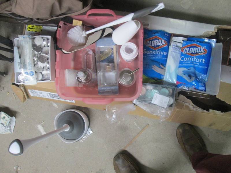 lot 87 image: lot of toilet items...