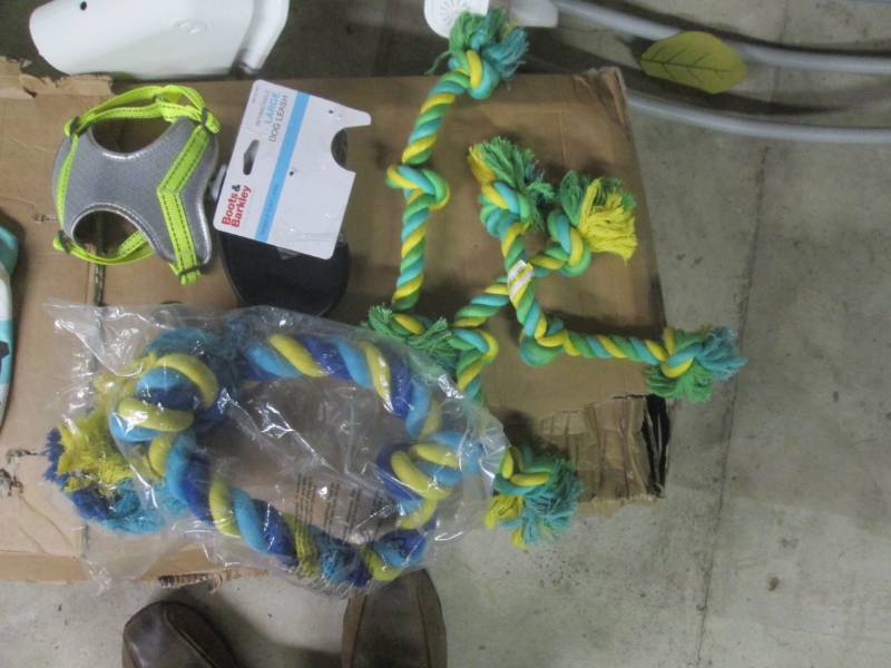 lot 89 image: lot of pet items...