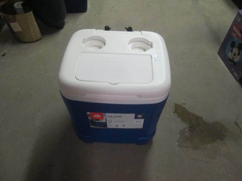 lot 150 image: igloo cooler on wheels handle broke...