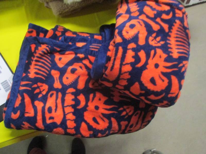 lot 158 image: lot fo 2 dinasaur plush twin blaket...