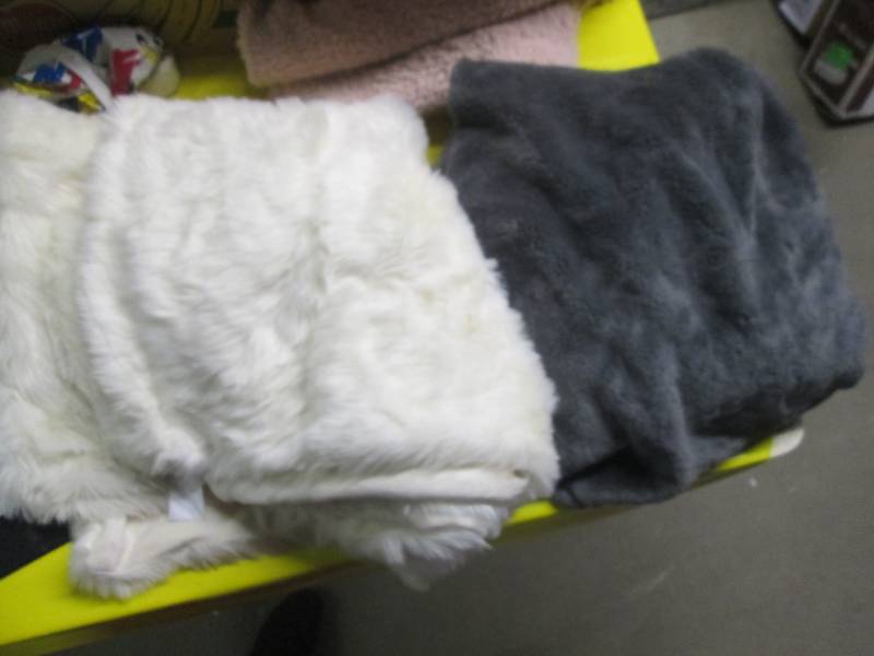 lot 159 image: lot of 2 plush blankets white and g...