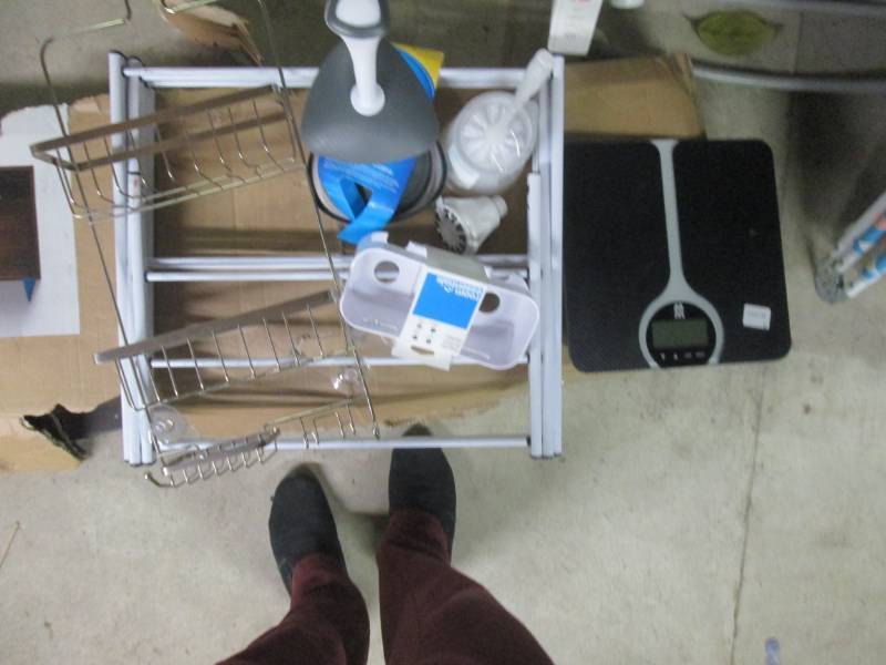 lot 173 image: lot of bathroom items (laundry rack...
