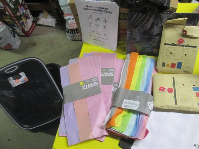 lot 175 image: lot of misc items trash can (lid do...