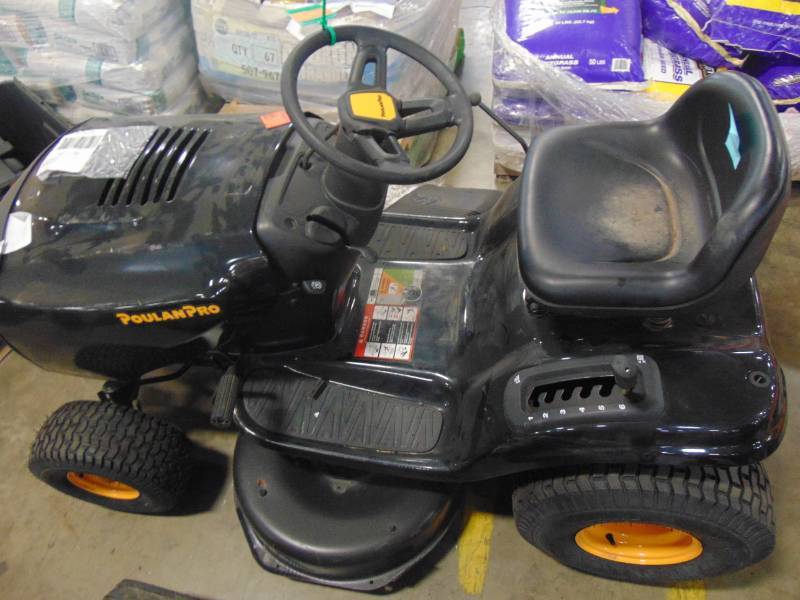 lot 229 image: Poulan Pro Riding Tractor 42 Deck 17.5 hp Briggs Riding Lawn Mower PP175G42