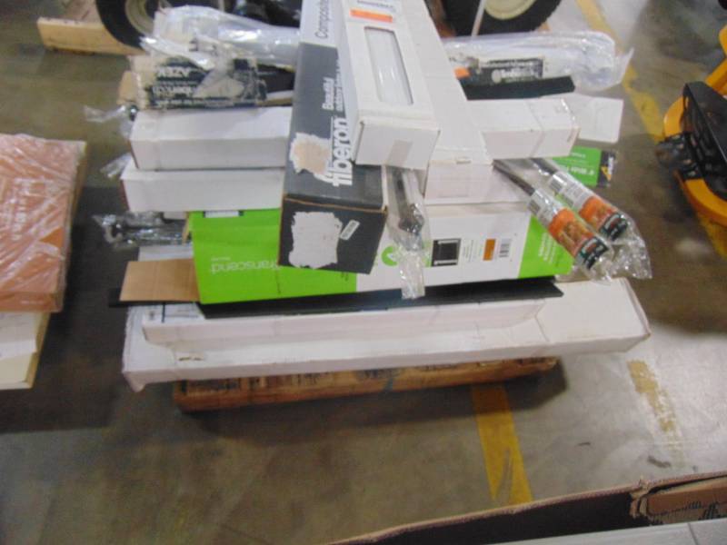 lot 262 image: Entire Pallet of Composite and Aluminum Railing