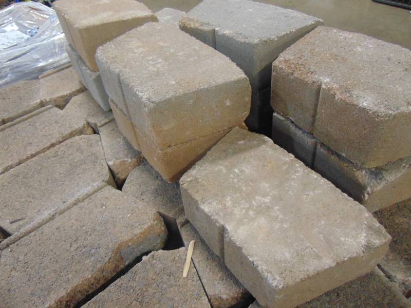 lot 275 image: Pavestone 4 in. x 11.75 in. x 6.75 in. Fieldstone Concrete Retaining Wall Block (144 Pcs.  46.5 Face ft.  Pallet) 81185