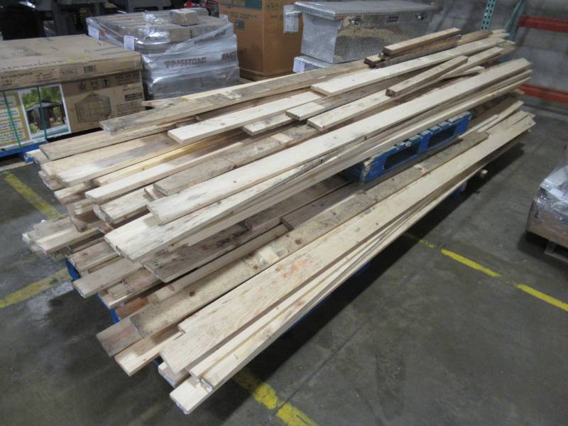 lot 43 image: WHOLESALE PALLET OF MIXED LUMBER - BOARDS ARE VARIOUS SIZES AND DIMENSIONS.