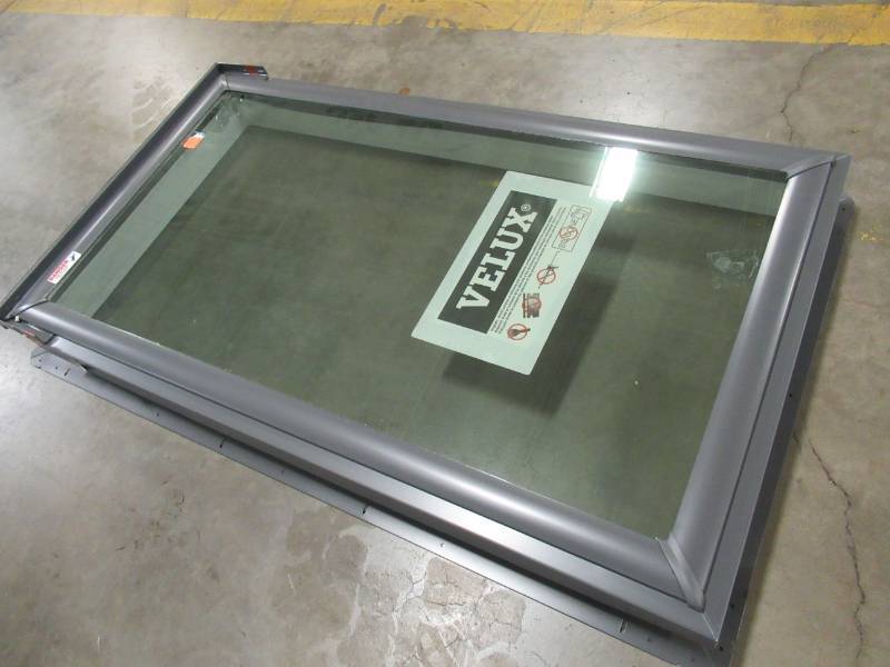 lot 51 image: VELUX Truss Series 22-12 in. x 39 12 in. Fixed Deck-Mount Skylight with Laminated Low-E3 Glass FS D06 2004