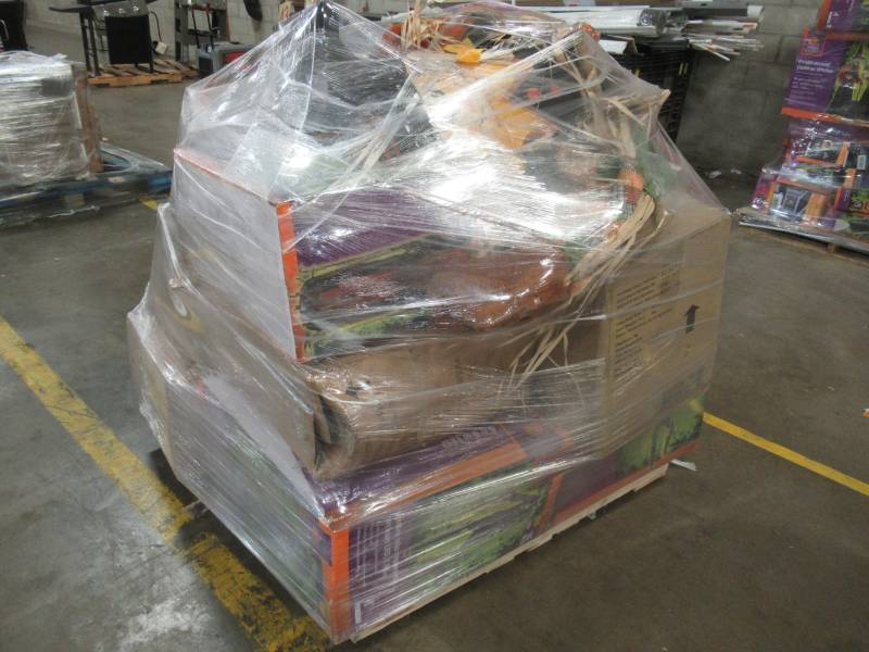 lot 61 image: MIXED HALLOWEEN WHOLESALE PALLET.
