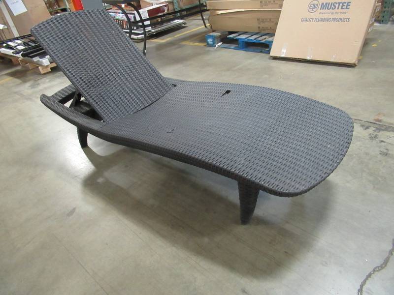 lot 69 image: Brown WickerResin Lounge Chair - Some small holes and back is not stable when upright - needs some TLC