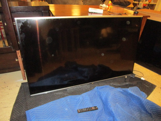 lot 514 image: 70 SHARP FLAT SCREEN TV