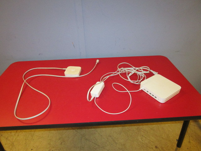 lot 511 image: APPLE AIRBASE EXTREME AND AIRPOD STATIONS