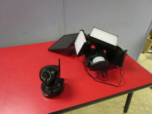 lot 520 image: BLACK LABEL INNOVATIONS WIFI CAMERA AND SOLAR POWERED SECURITY LIGHT