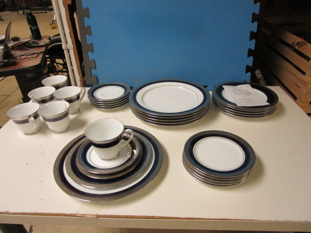 lot 523 image: NORITAKE 30 PIECE CHINA SET