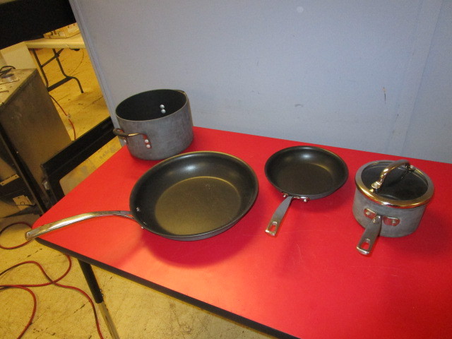 lot 525 image: COOKWARE AND SERVING WARE