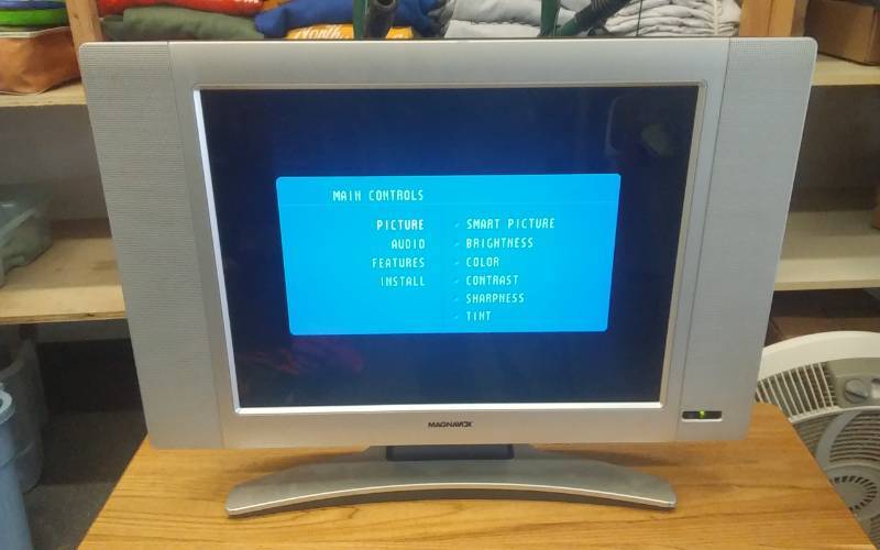 lot 3 image: Magnavox 20 TV