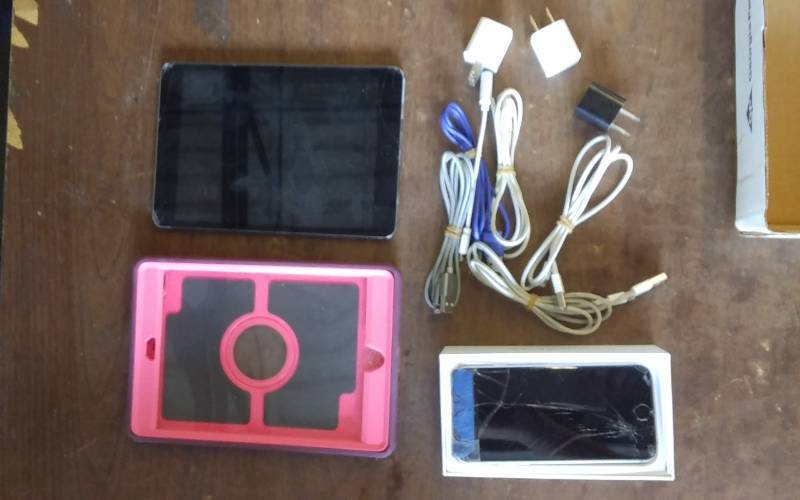lot 31 image: I Pad With Otter Box & I Phone With Chargers