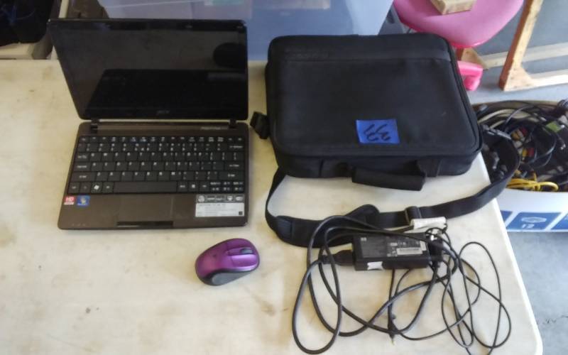 lot 33 image: Acer Aspire 1 With Charger, Mouse & Case--Works