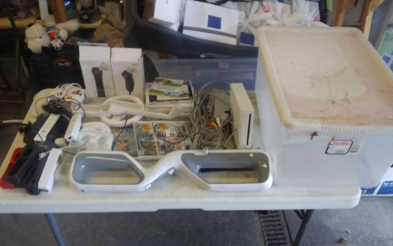 lot 9 image: Nintendo Wii With Games, Controllers & Cords--Works