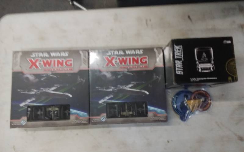 lot 49 image: 2-Star Wars Games & Set Of Star Trek Cups